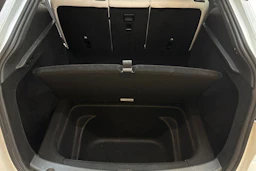 Valkoinen Tesla Model Y 2023 kuva 13.