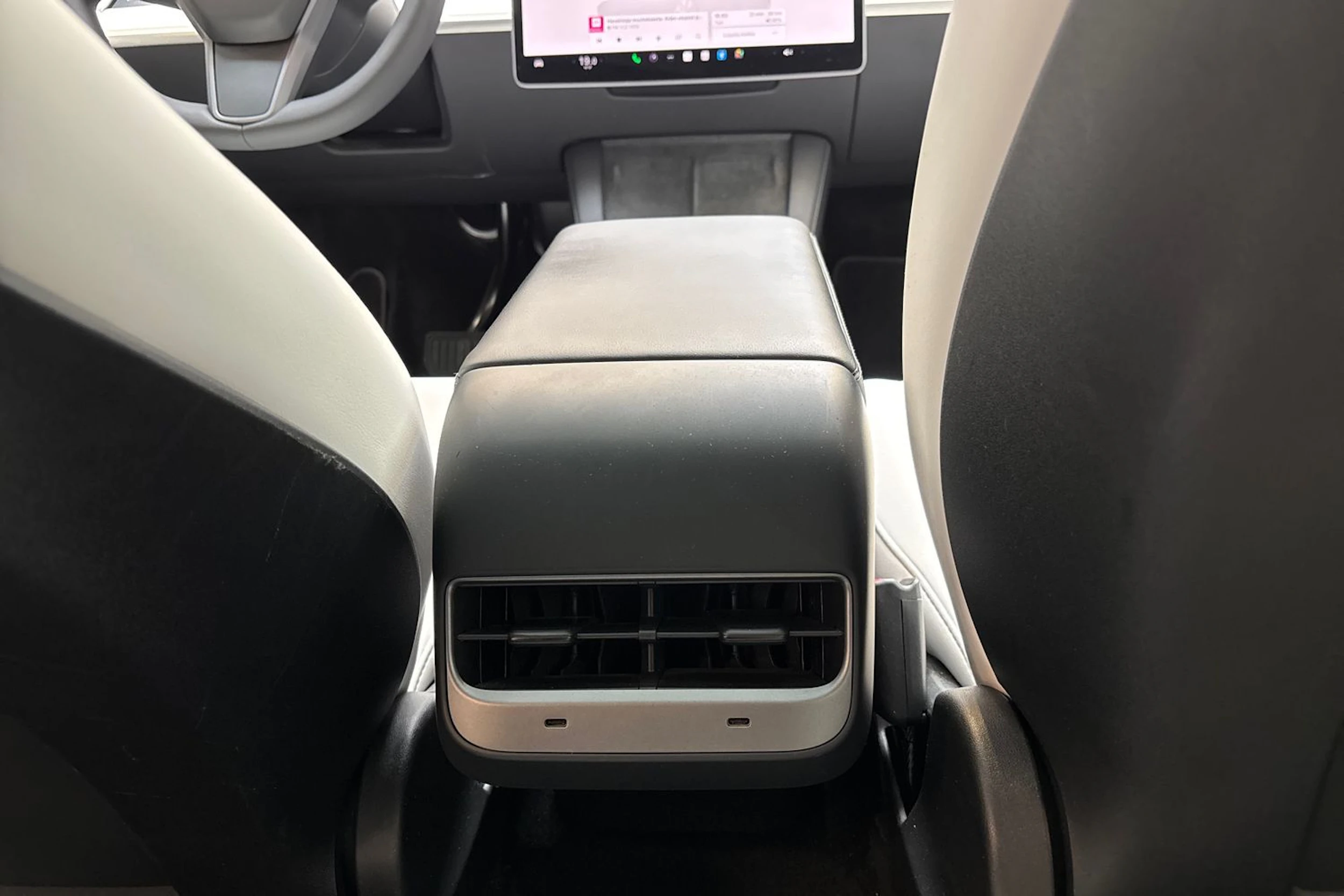 Valkoinen Tesla Model Y 2023 kuva 15.