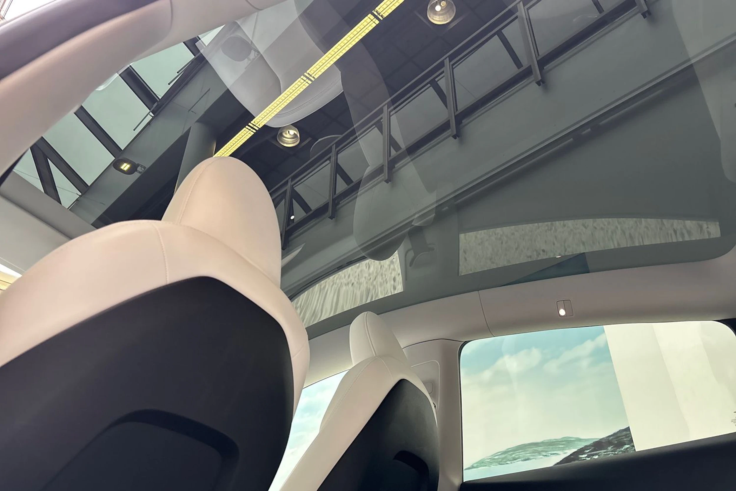 Valkoinen Tesla Model Y 2023 kuva 16.