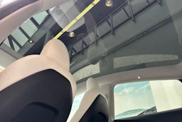 Valkoinen Tesla Model Y 2023 kuva 16.