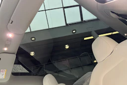 Valkoinen Tesla Model Y 2023 kuva 17.