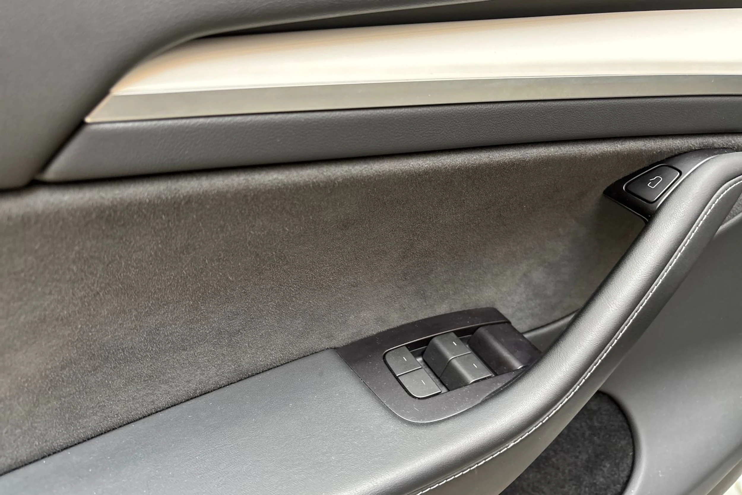 Valkoinen Tesla Model Y 2023 kuva 18.