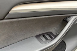 Valkoinen Tesla Model Y 2023 kuva 18.