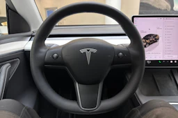 Valkoinen Tesla Model Y 2023 kuva 20.