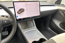 Valkoinen Tesla Model Y 2023 kuva 23.