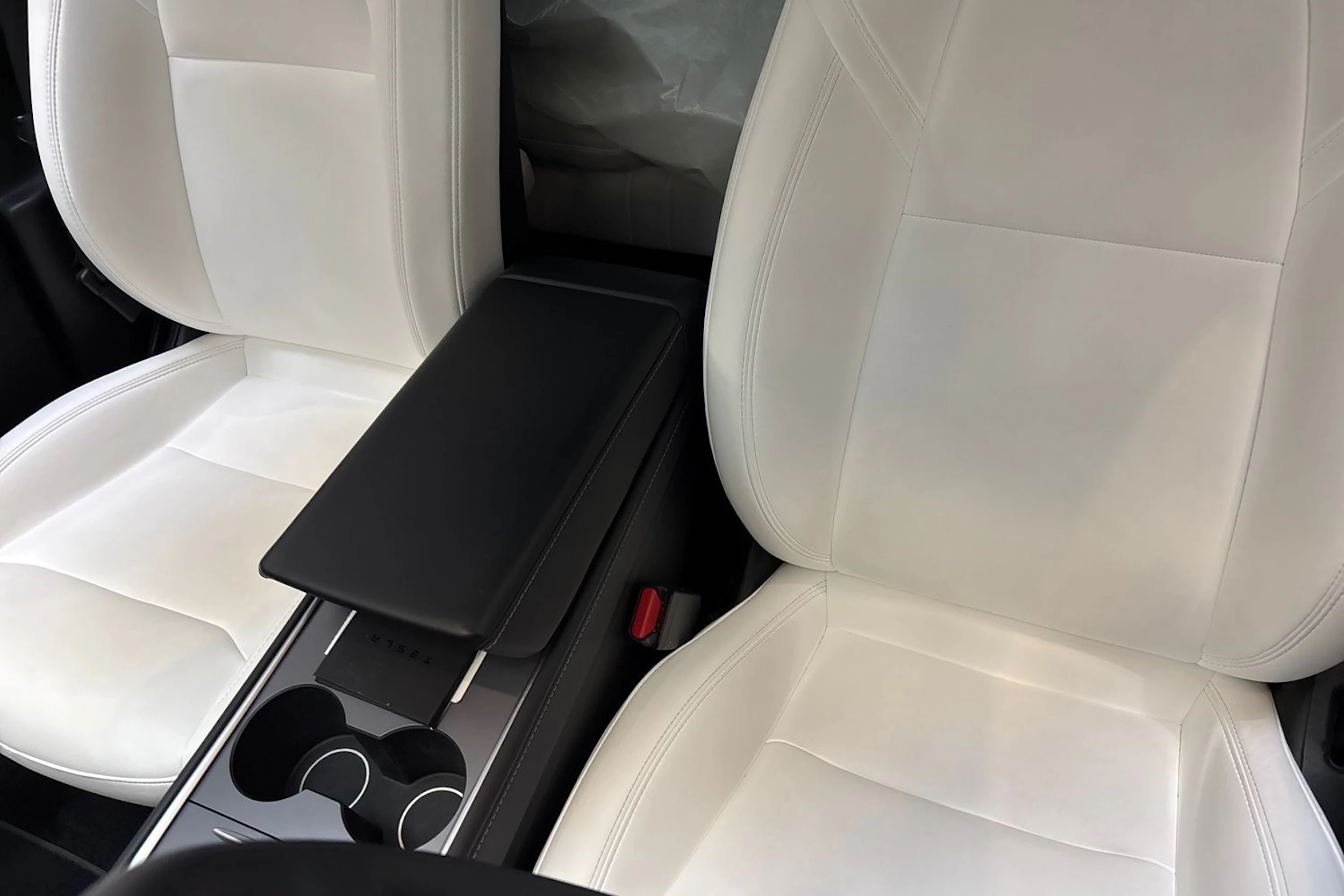 Valkoinen Tesla Model Y 2023 kuva 24.