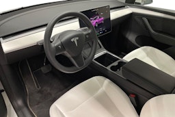 valkoinen Tesla Model Y 2023 kuva 6.