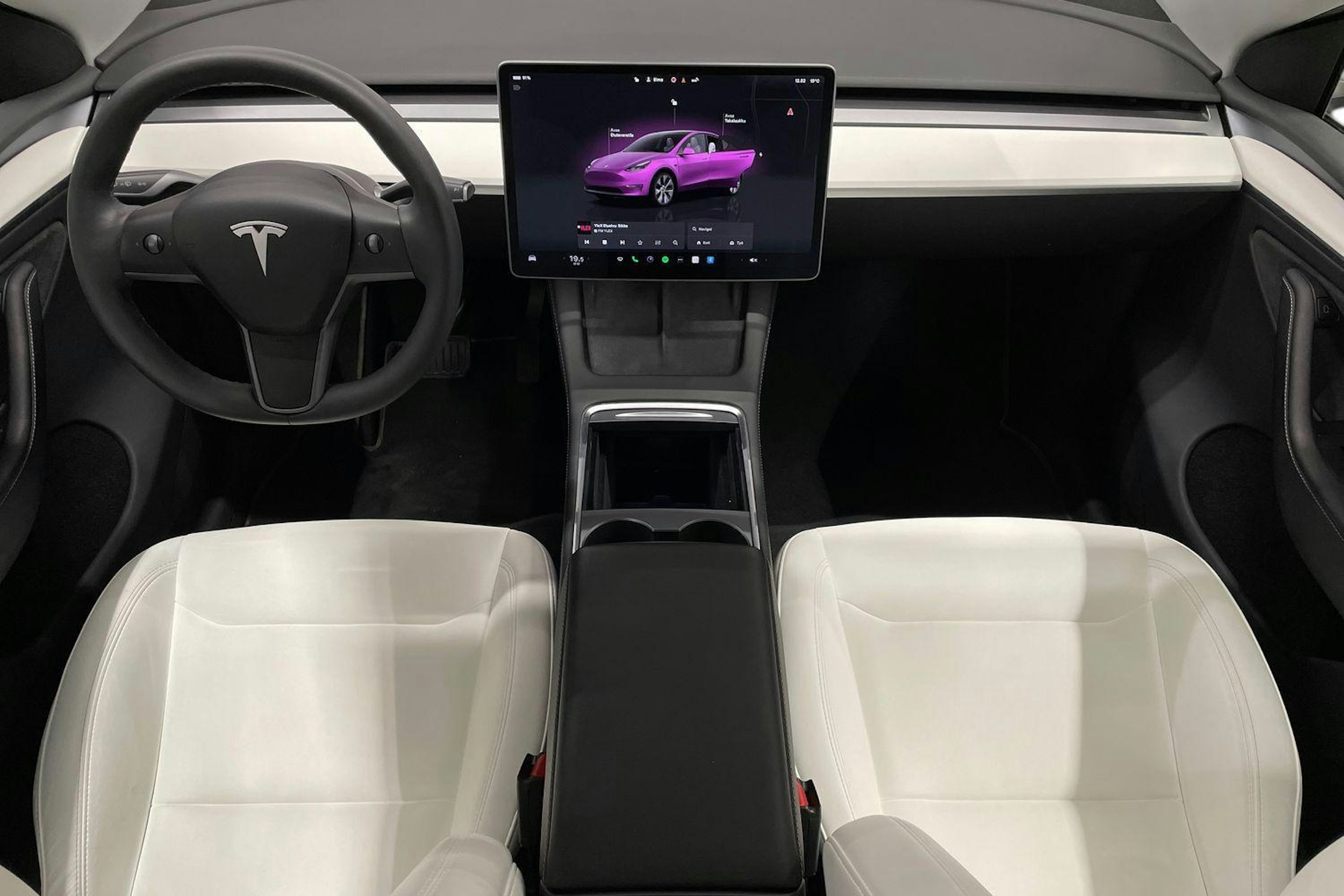 valkoinen Tesla Model Y 2023 kuva 7.