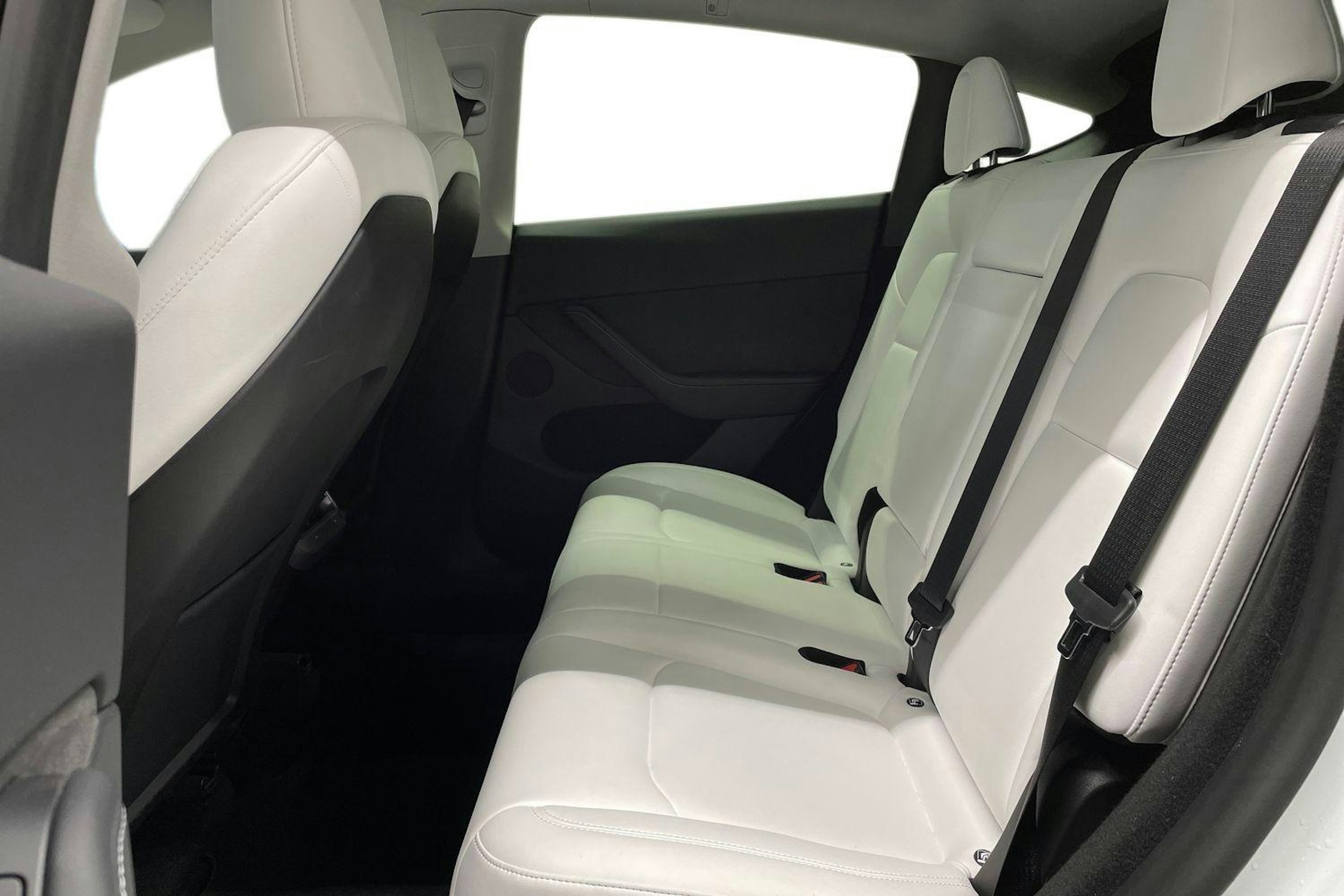 valkoinen Tesla Model Y 2023 kuva 8.