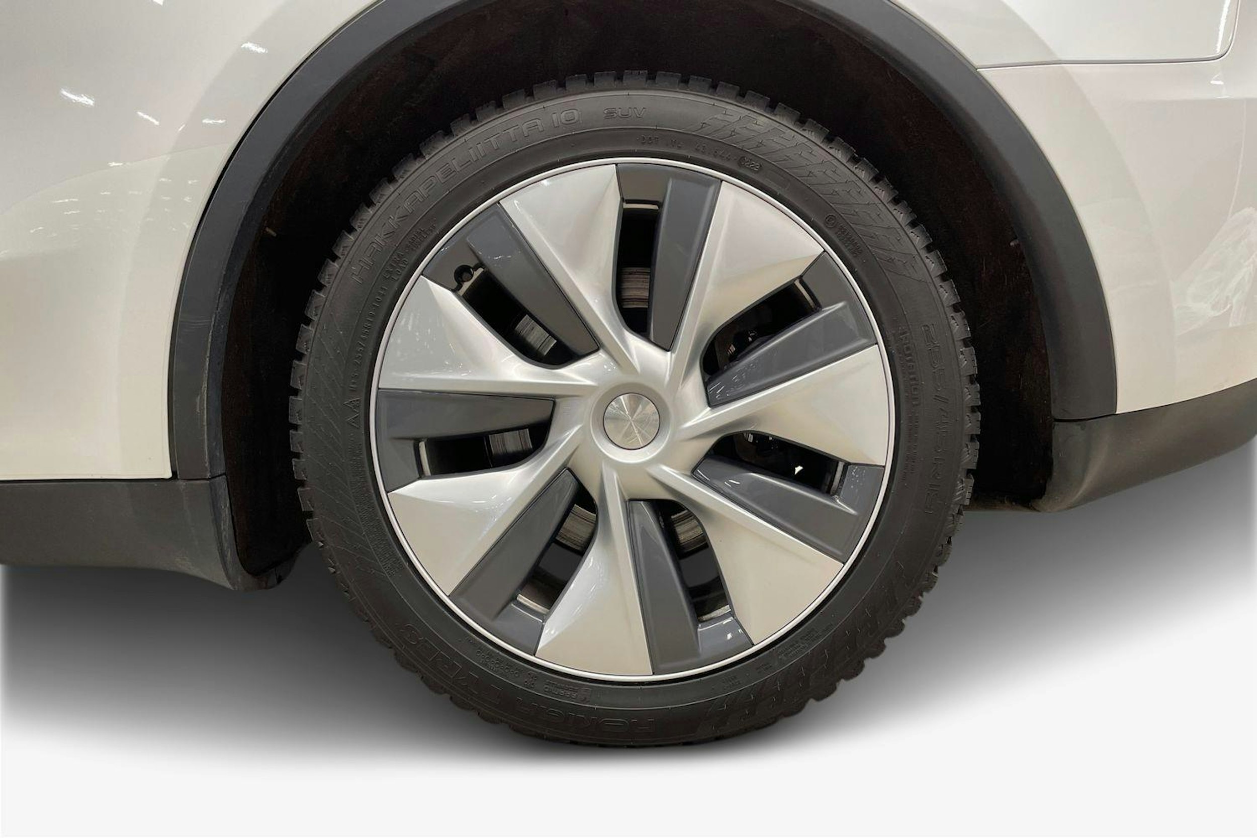 valkoinen Tesla Model Y 2023 kuva 9.