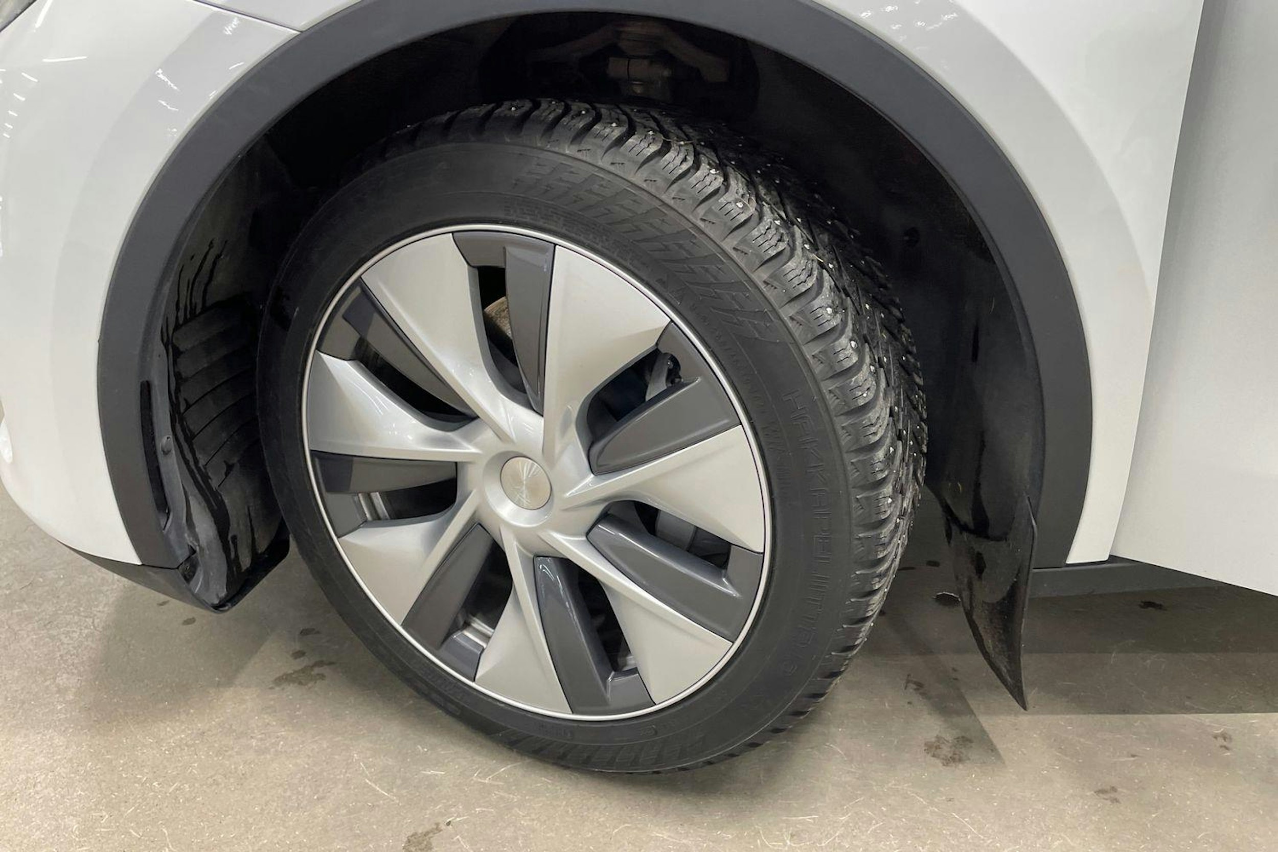 valkoinen Tesla Model Y 2023 kuva 10.