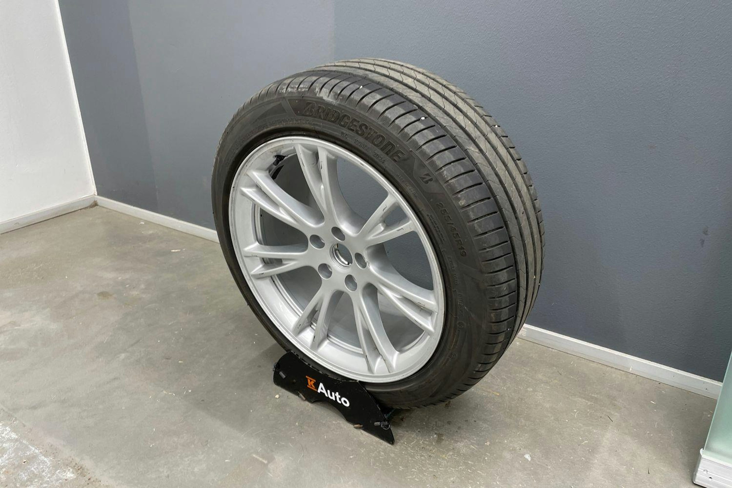 valkoinen Tesla Model Y 2023 kuva 11.