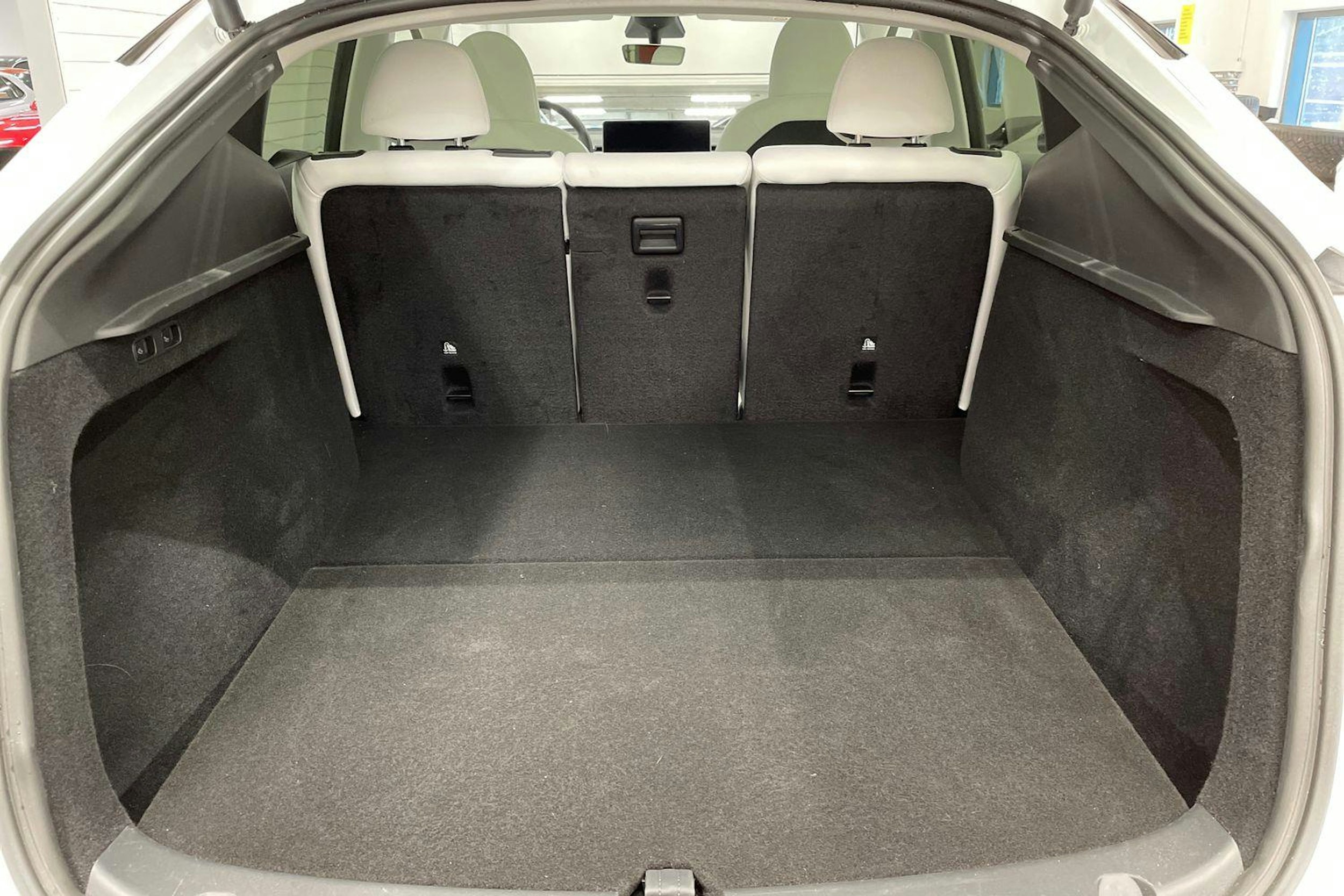 valkoinen Tesla Model Y 2023 kuva 12.