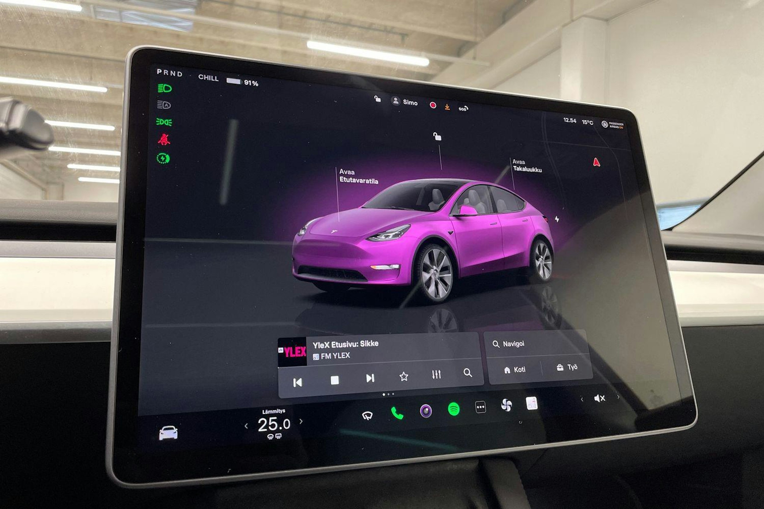 valkoinen Tesla Model Y 2023 kuva 13.