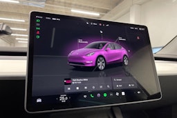 valkoinen Tesla Model Y 2023 kuva 13.