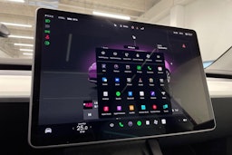 valkoinen Tesla Model Y 2023 kuva 14.