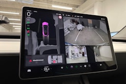 valkoinen Tesla Model Y 2023 kuva 15.