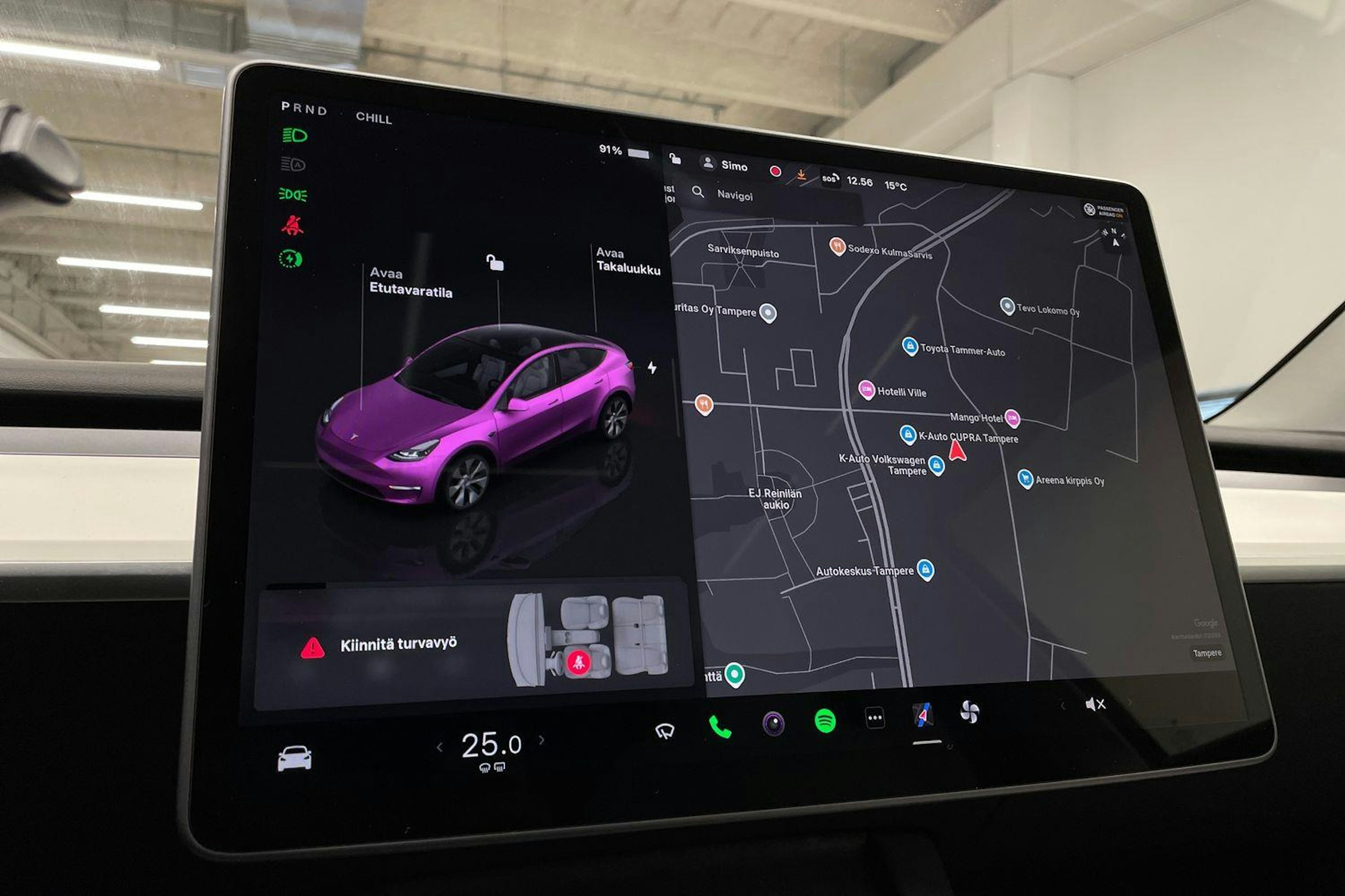 valkoinen Tesla Model Y 2023 kuva 17.