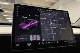 valkoinen Tesla Model Y 2023 kuva 17.