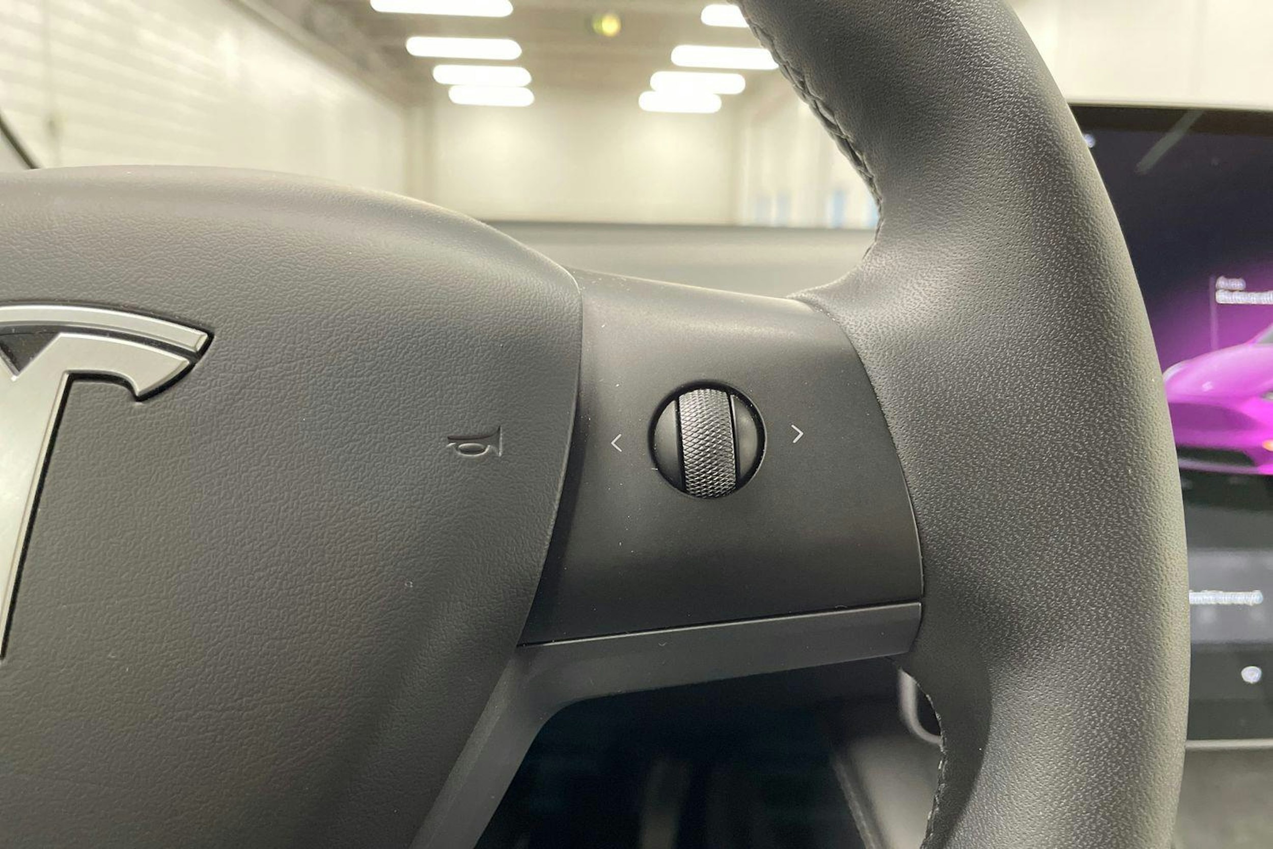 valkoinen Tesla Model Y 2023 kuva 19.