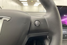 valkoinen Tesla Model Y 2023 kuva 19.