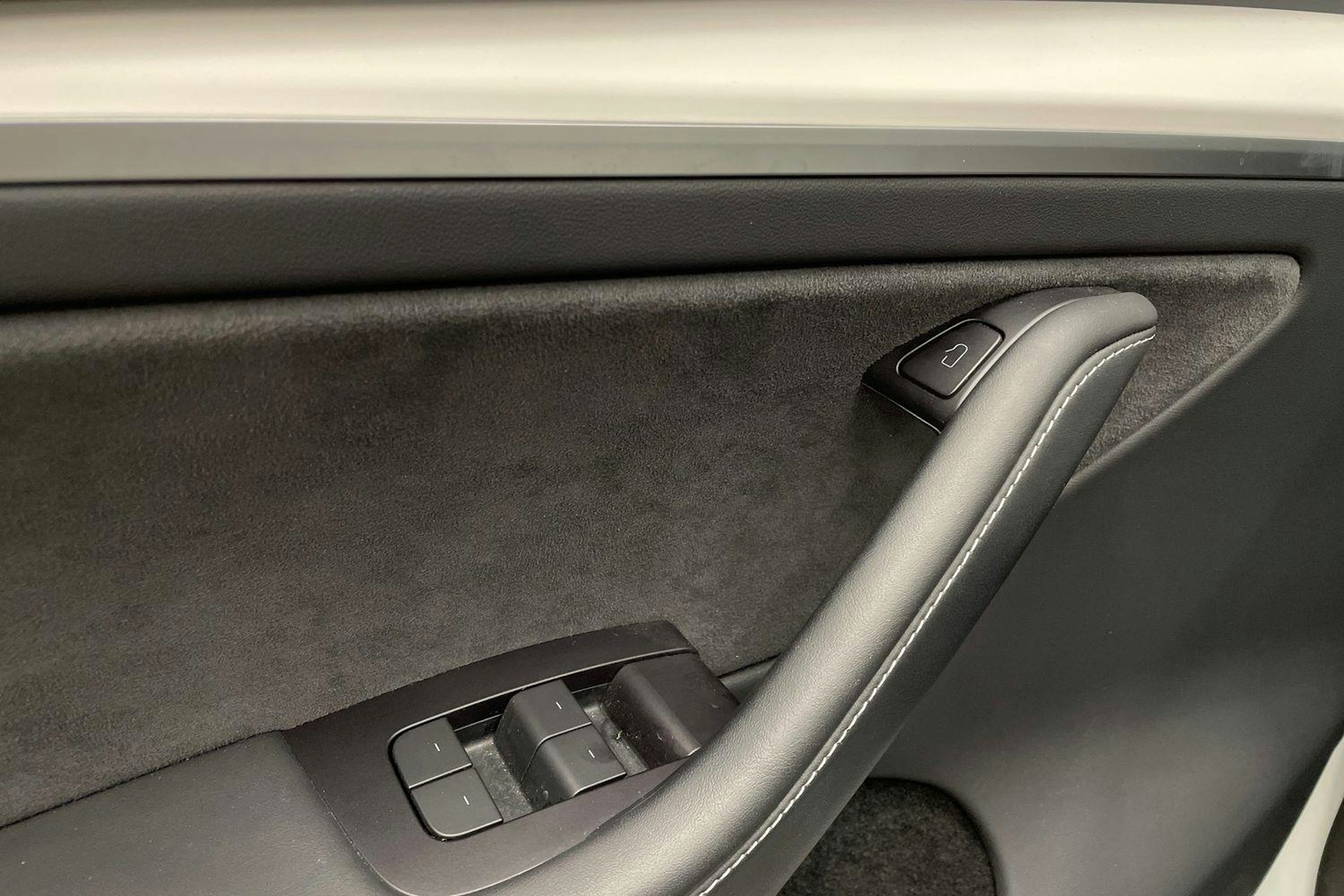 valkoinen Tesla Model Y 2023 kuva 20.