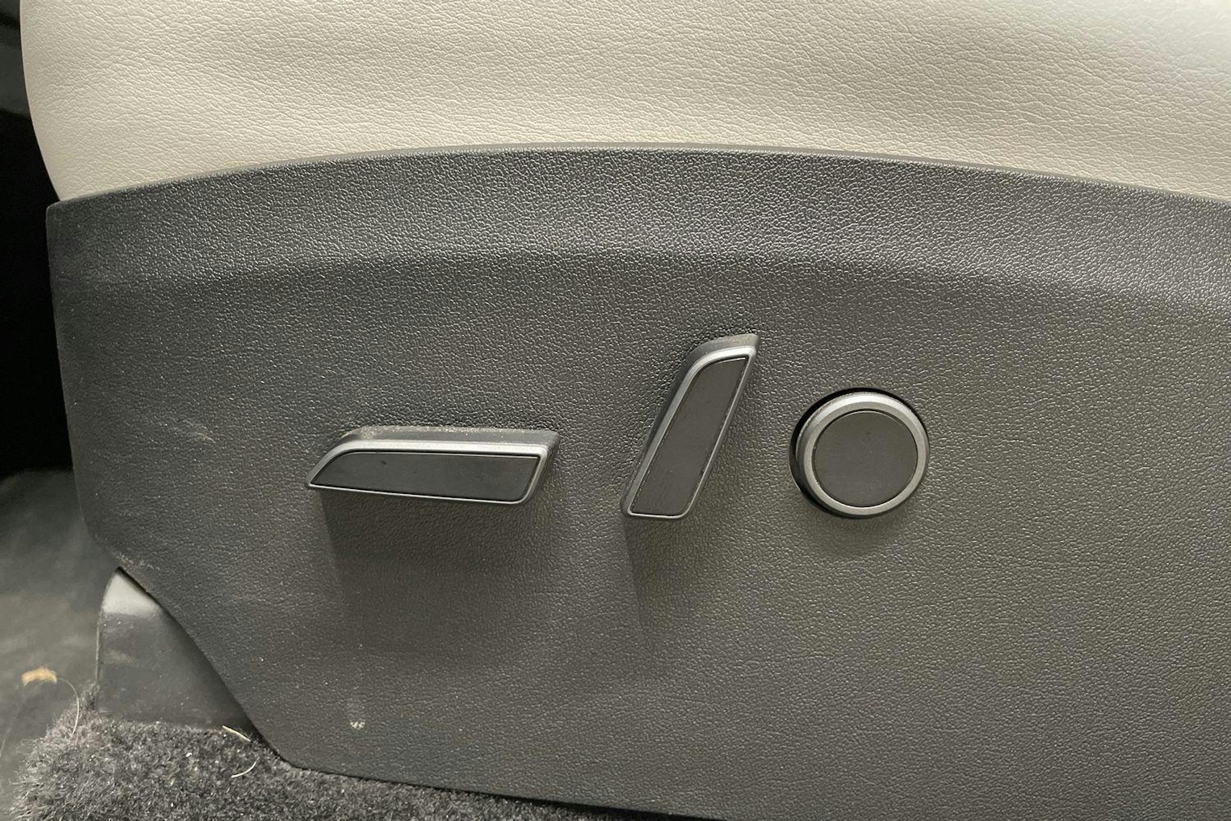 valkoinen Tesla Model Y 2023 kuva 21.