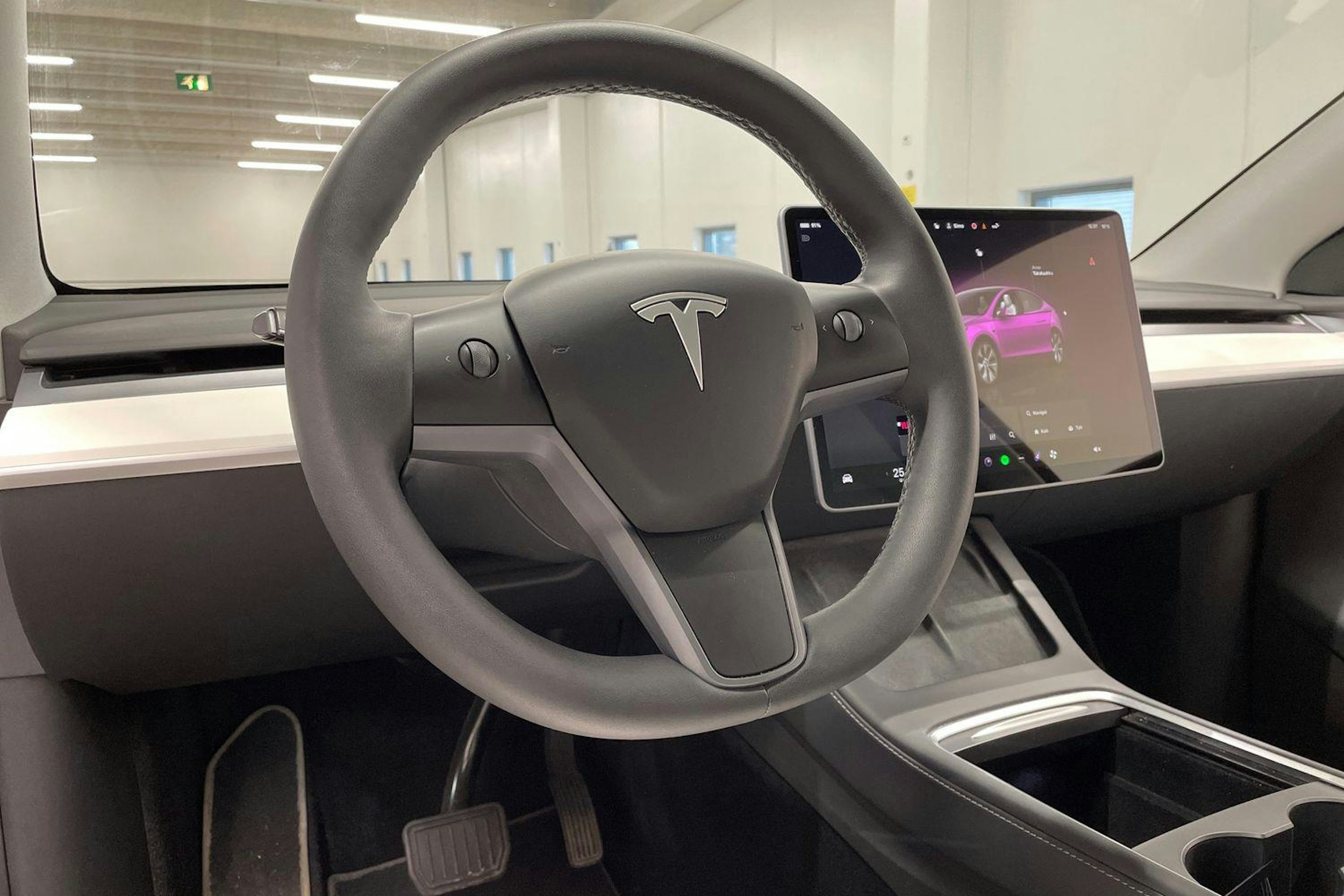 valkoinen Tesla Model Y 2023 kuva 22.