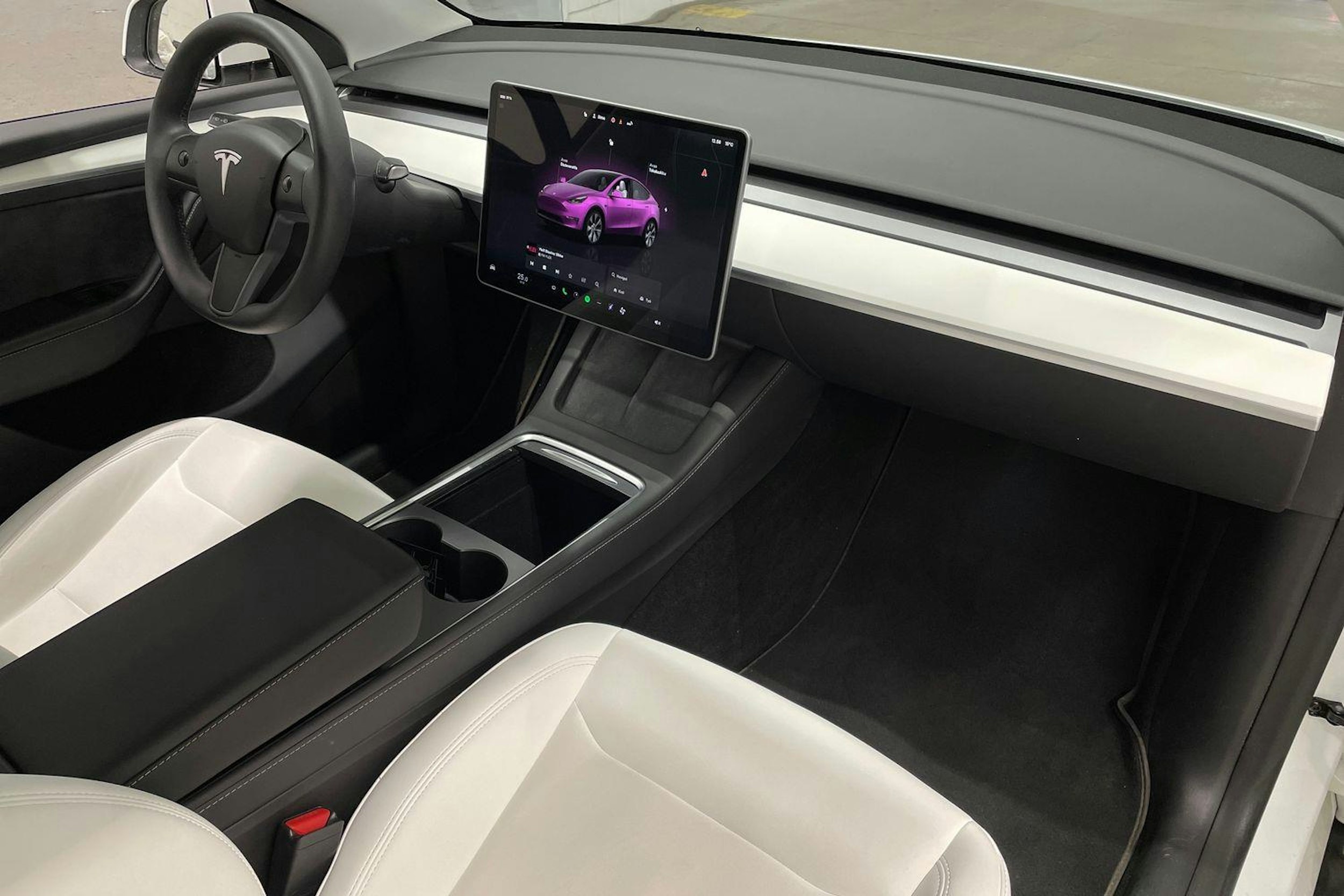 valkoinen Tesla Model Y 2023 kuva 24.