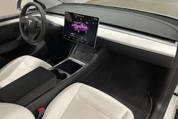 valkoinen Tesla Model Y 2023 kuva 24.
