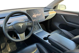 Valkoinen Tesla Model Y 2023 kuva 3.