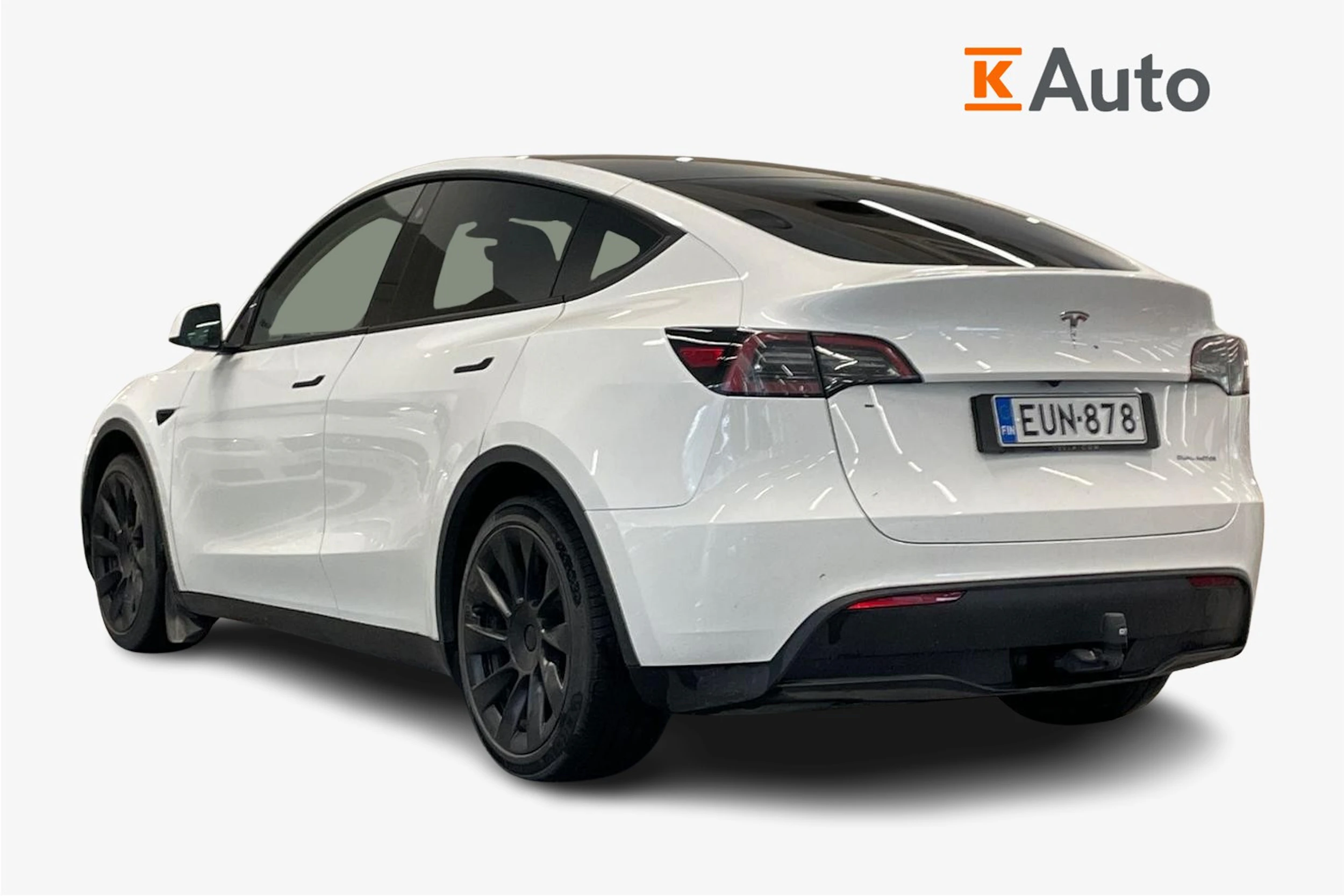 valkoinen Tesla Model Y 2023 kuva 2.