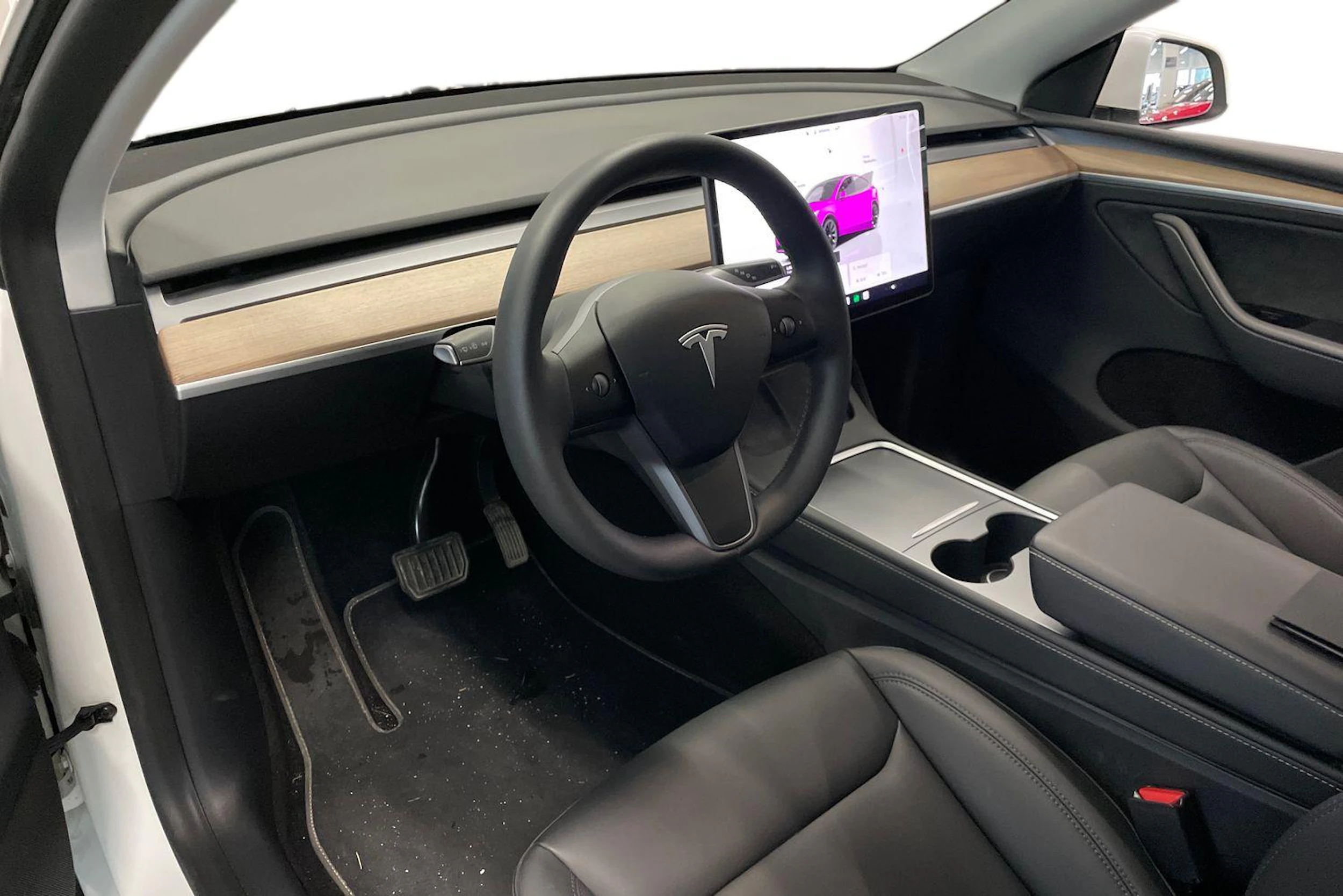 valkoinen Tesla Model Y 2023 kuva 3.