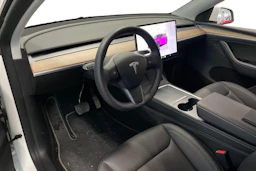 valkoinen Tesla Model Y 2023 kuva 3.