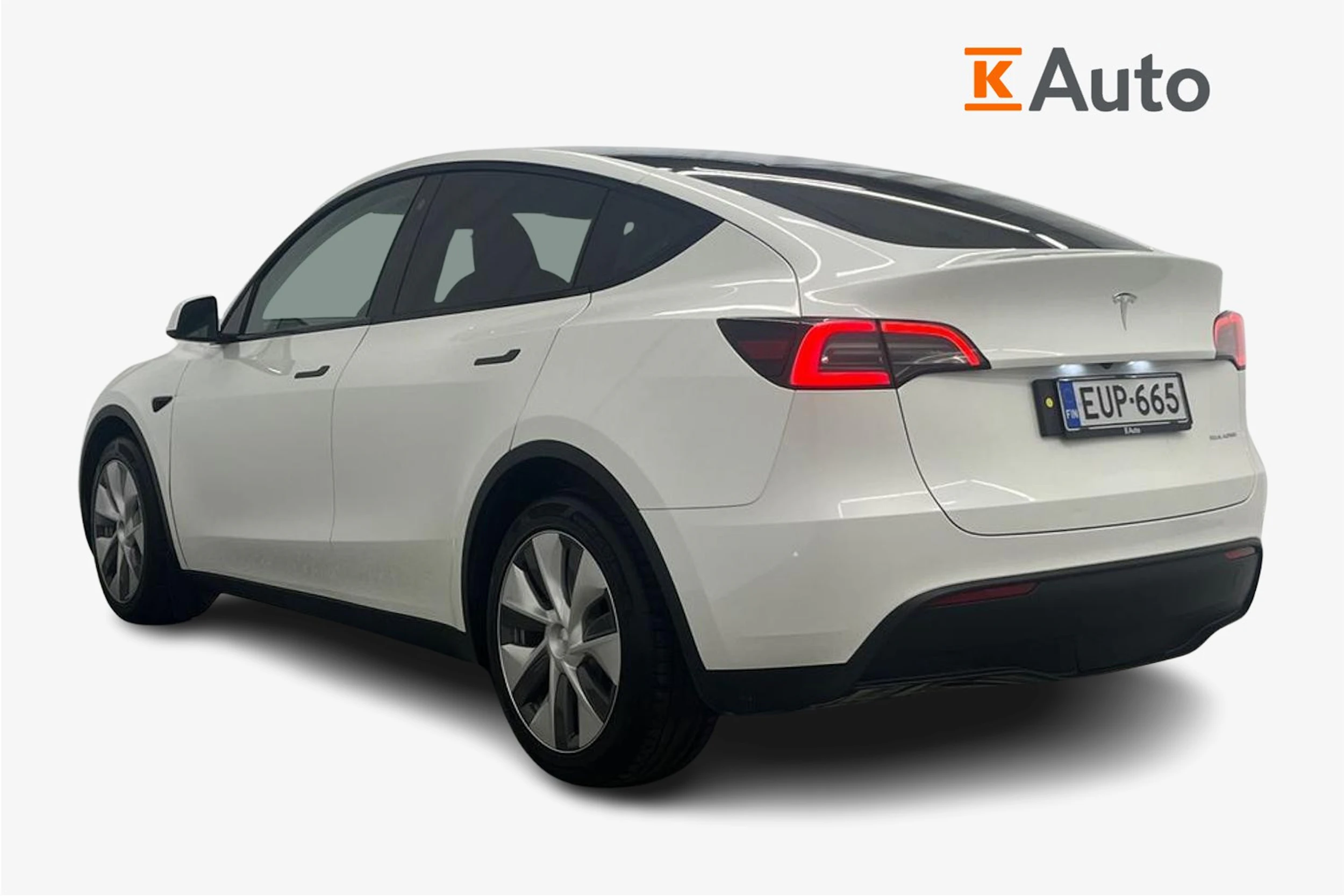 valkoinen Tesla Model Y 2023 kuva 2.