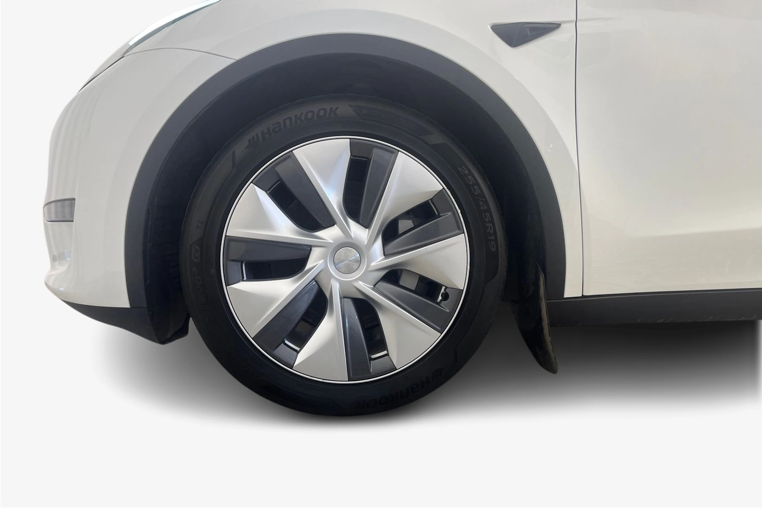 valkoinen Tesla Model Y 2023 kuva 9.