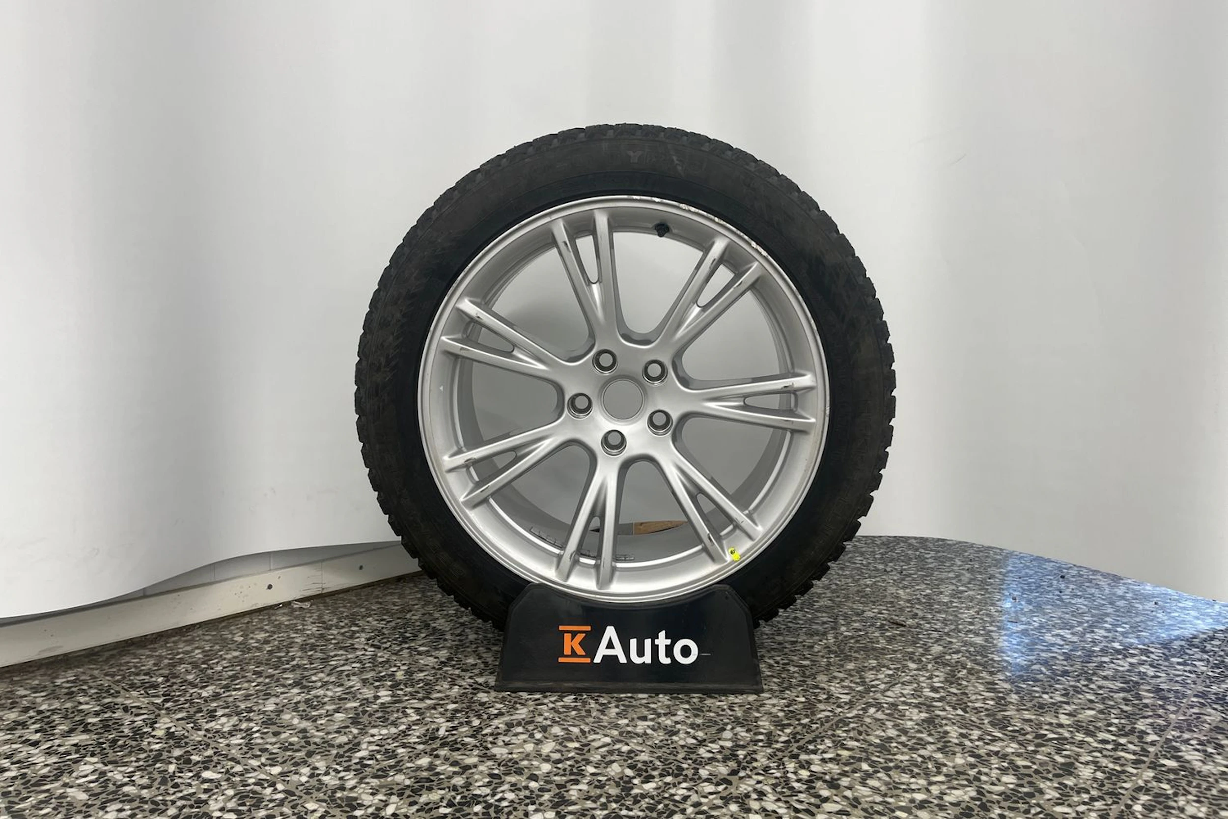 valkoinen Tesla Model Y 2023 kuva 10.