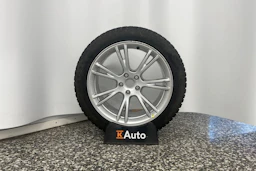 valkoinen Tesla Model Y 2023 kuva 10.