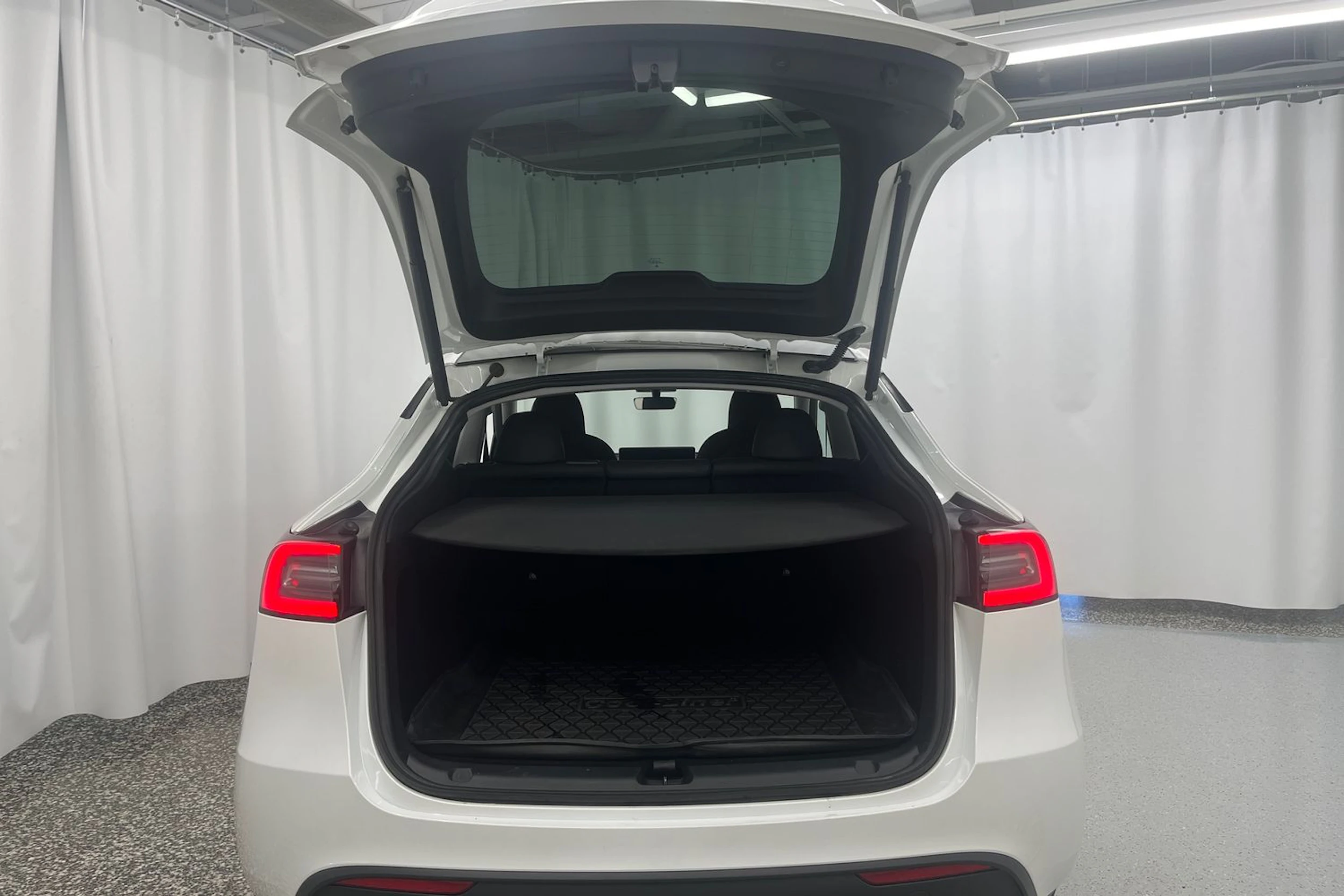 valkoinen Tesla Model Y 2023 kuva 11.