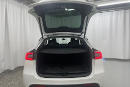 valkoinen Tesla Model Y 2023 kuva 11.