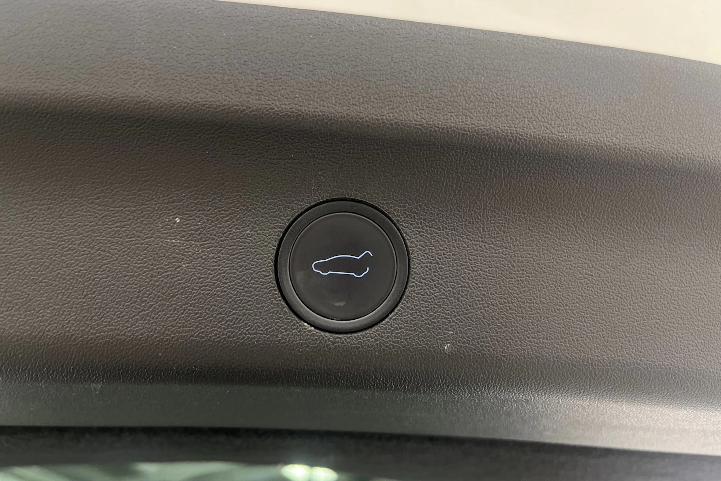 valkoinen Tesla Model Y 2023 kuva 12.