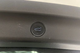 valkoinen Tesla Model Y 2023 kuva 12.