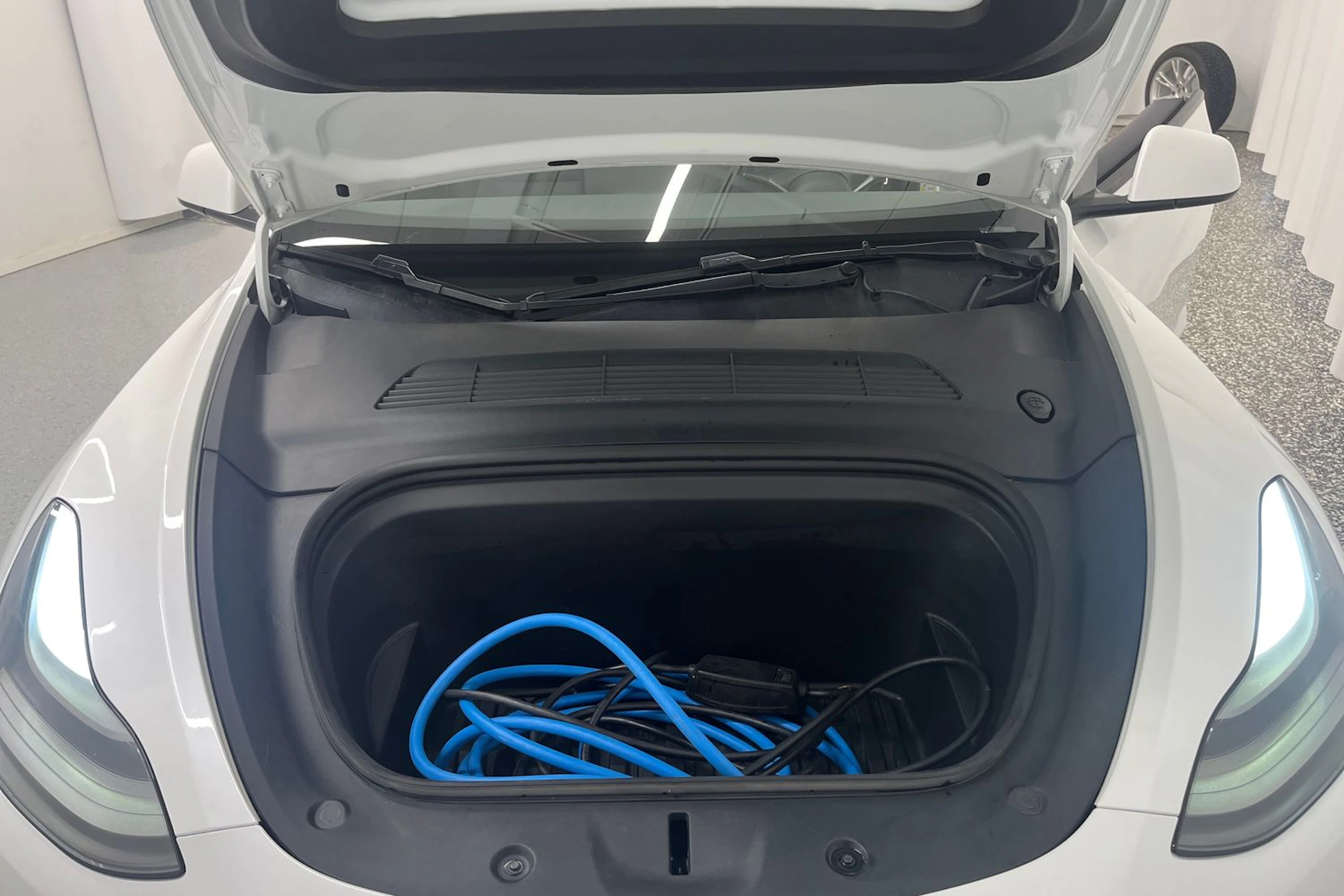valkoinen Tesla Model Y 2023 kuva 13.