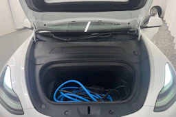 valkoinen Tesla Model Y 2023 kuva 13.