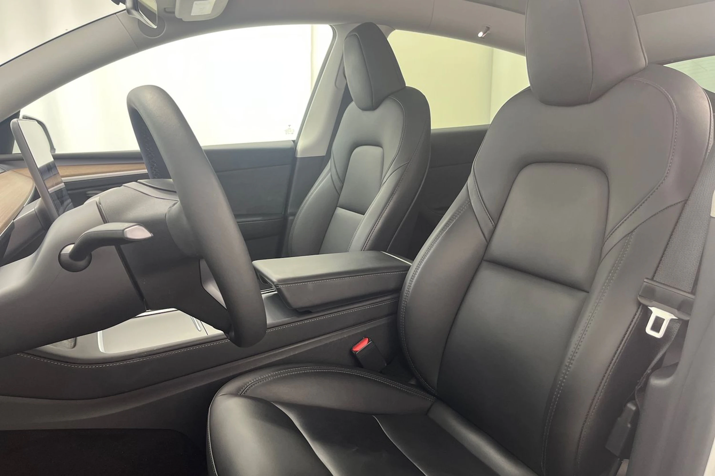 valkoinen Tesla Model Y 2023 kuva 14.