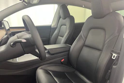valkoinen Tesla Model Y 2023 kuva 14.