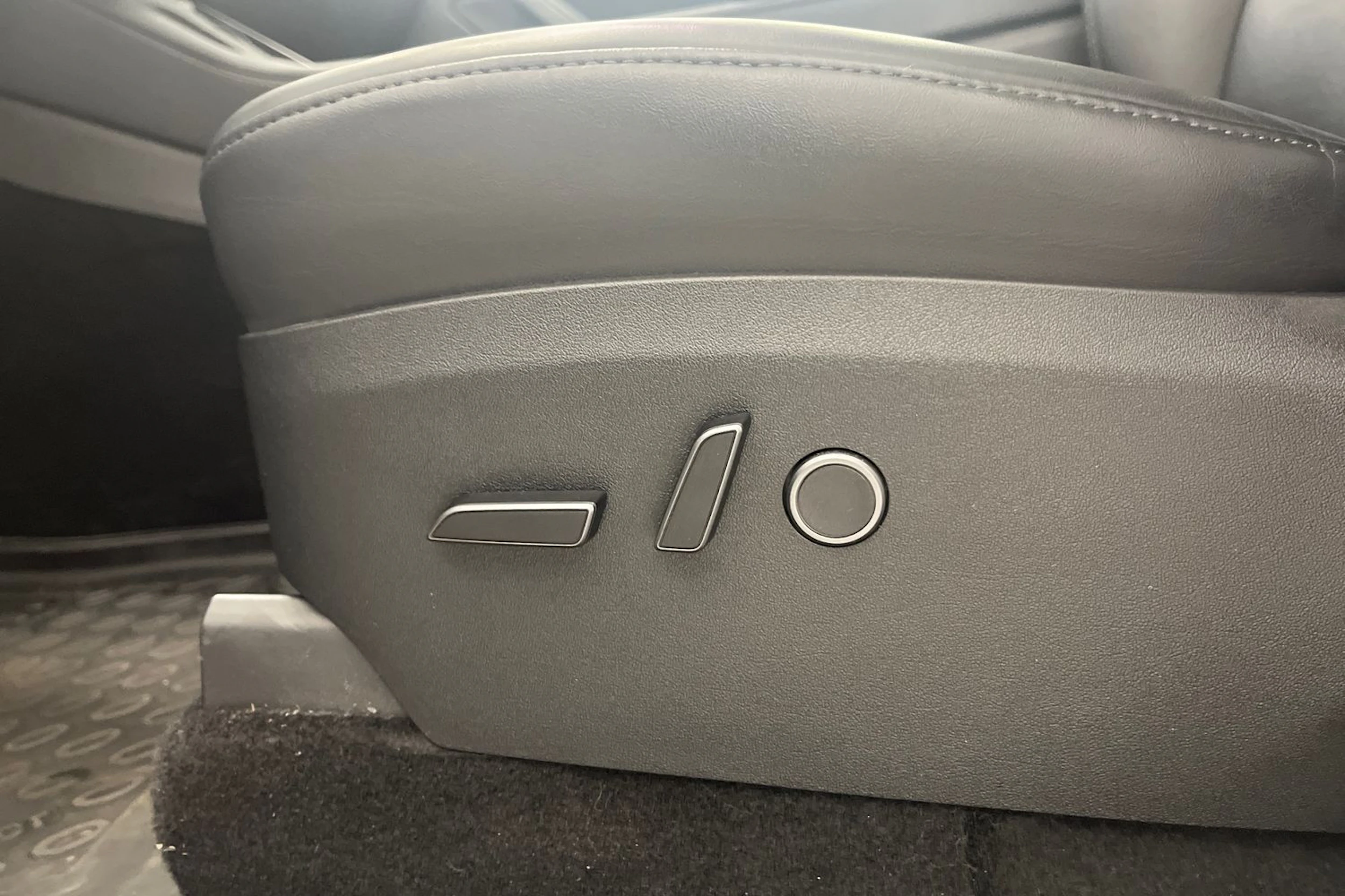 valkoinen Tesla Model Y 2023 kuva 15.