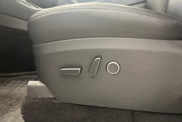 valkoinen Tesla Model Y 2023 kuva 15.