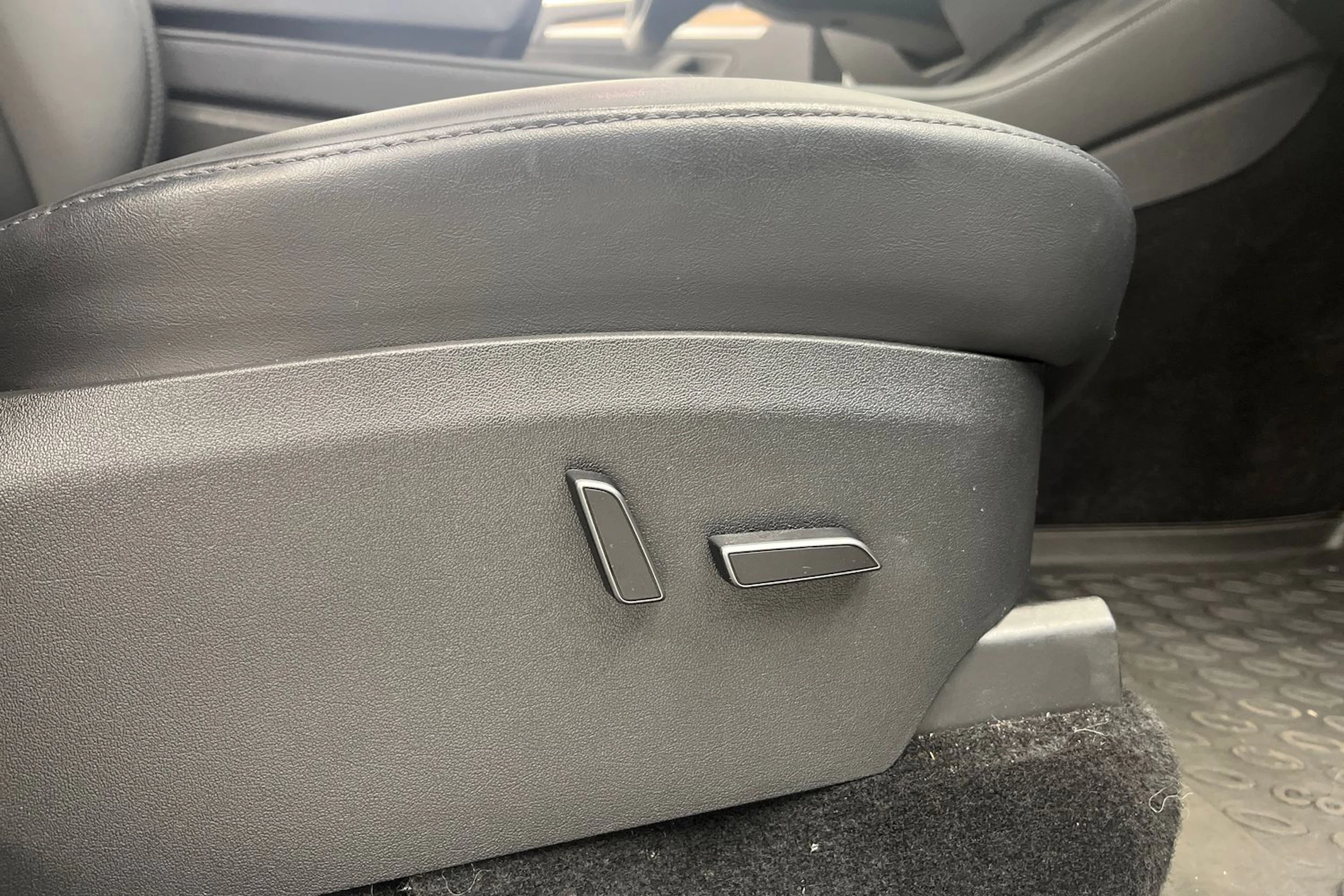 valkoinen Tesla Model Y 2023 kuva 16.