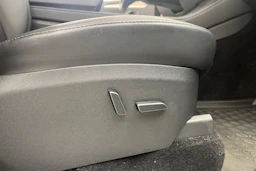 valkoinen Tesla Model Y 2023 kuva 16.